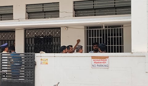 கரூரில் செந்தில் பாலாஜி ஆதரவாளர்கள் அலுவலகம், வீடுகளில் வருமான வரித் துறை சோதனை