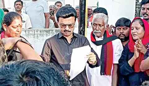 நாமக்கல் நல்லிபாளையத்தில் தொகுதி மறுவரையறை மசோதாவை முதல்வர் ஸ்டாலின் நேற்று தீயிட்டு எரித்து போராட்டத்தில் ஈடுபட்டார்.