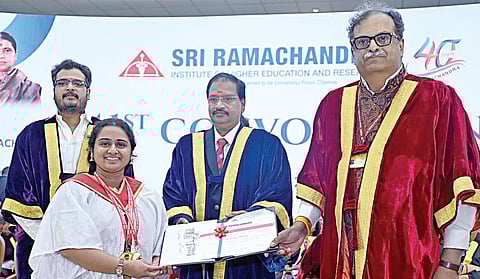 ஸ்ரீராமச்சந்​திரா உயர் கல்வி மற்​றும் ஆராய்ச்சி நிறுவனத்​தின் 41-வது பட்டமளிப்பு விழாவில்,எம்பிபிஎஸ் படிப்பில் சிறப்பிடம் பெற்ற ஜானவி ஸ்ரீதருக்கு தேசிய மருத்துவ ஆணையத்தின் (என்எம்சி) தலைவர் மருத்துவர் அபிஜத் சந்திரகாந்த் ஷேத், தங்கப்பதக்கம் மற்றும் பட்டம் வழங்கினார். ஸ்ரீராமச்சந்திரா கல்வி நிறுவன இணைவேந்தர் ஆர்.வி.செங்குட்டுவன், பதிவாளர் மருத்துவர் எஸ்.செந்தில்குமார் ஆகியோர் உடன் உள்ளனர்.