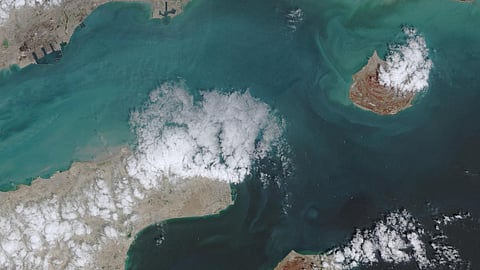 ஹார்முஸ் ஜலசந்தியை ஈரான் மீண்டும் மூடியதால் பதற்றம் - நடப்பது என்ன?