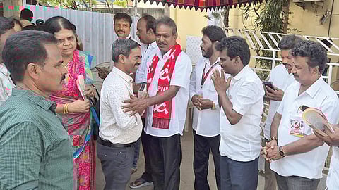 மணலி பகுதியில் வாக்கு சேகரித்த மார்க்சிஸ்ட் கம்யூனிஸ்ட் வேட்பாளர் எல்.சுந்தர்ராஜன்.