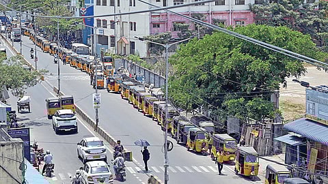 சென்னையில் காஸ் தட்டுப்பாடு அதிகரித்துள்ளதால் பெரம்பூரில் உள்ள ஆட்டோ காஸ் நிரப்பும் நிலையத்தில் காஸ் நிரப்ப சாலையில் நீண்ட வரிசையில் காத்திருக்கும் ஆட்டோக்கள்.