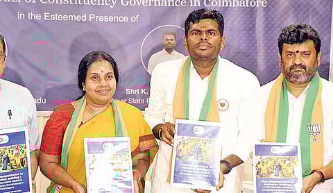 கோவை தெற்கு தொகுதியில் வானதி சீனிவாசன் எம்எல்ஏ செய்த பணிகள் குறித்த ஆய்வறிக்கை வெளியீட்டு நிகழ்வு கணபதியில் நேற்று நடந்தது. நிகழ்வில் பங்கேற்ற பாஜக மாநில முன்னாள் தலைவர் அண்ணாமலை, கோவை வடக்கு பாஜக வேட்பாளர் வானதிசீனிவாசன் உள்ளிட்டோர்.