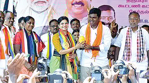 தருமபுரி பிரச்சார பொதுக்கூட்டத்தில் பாஜக முன்னாள் மாநில தலைவர் அண்ணாமலை பங்கேற்றார். 