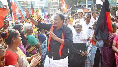 மாதவரம் தொகுதியில் பிரச்சாரத்தில் ஈடுபட்ட திமுக வேட்பாளர் சுதர்சனத்துக்கு உற்சாக வரவேற்பு அளித்த பொதுமக்கள்.