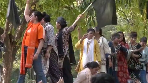 மகளிர் இடஒதுக்கீடு மசோதா விவகாரம்: ராகுல் காந்தி வீட்டை முற்றுகையிட்ட பாஜக மகளிர் அணி