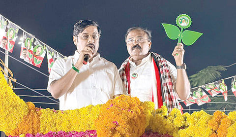 பல்லாவாத்தில் ஐஜேகே வேட்பாளர் வெங்கடேசனை ஆதரித்து வாக்கு சேகரித்த கட்சியின் தலைவர் ரவி பச்சமுத்து.