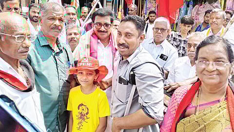 மார்க்சிஸ்ட் கம்யூனிஸ்ட் கட்சி வேட்பாளர் செல்லசுவாமி வாக்கு சேகரித்தார்.