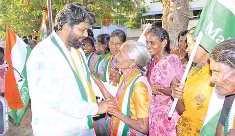 ஸ்ரீவைகுண்டம் தொகுதியில் தீவிர வாக்கு சேகரிப்பில் ஈடுபட்டுள்ள காங்கிரஸ் வேட்பாளர் ஊர்வசி எஸ்.அமிர்தராஜ்.