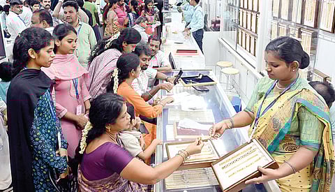 அட்சய திருதியை தினத்தை முன்னிட்டு, சென்னை தி.நகரில் உள்ள நகைக் கடையில் நகைகள் வாங்க குவிந்த வாடிக்கையாளர்கள் கூட்டம்.படம்: எஸ்.சத்தியசீலன்