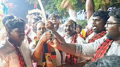 படம்: உத்திரமேரூர் தொகுதி திமுக வேட்பாளர் க.சுந்தர், குதிரை வண்டியில் சென்று வாக்கு சேகரித்தார். அவருக்கு வீரவாள் வழங்கி தொண்டர்கள் உற்சாக வரவேற்பு அளித்தனர்.