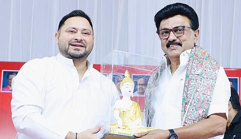  மேட்டுப்பாளையத்தில் நடந்த பிரச்சாரக் கூட்டத்தில் பிஹார் எதிர்க்கட்சித் தலைவர் தேஜஸ்வி யாதவ் கலந்து கொண்டு முதல்வர் மு.க.ஸ்டாலினுக்கு புத்தர் சிலையை வழங்கினார்