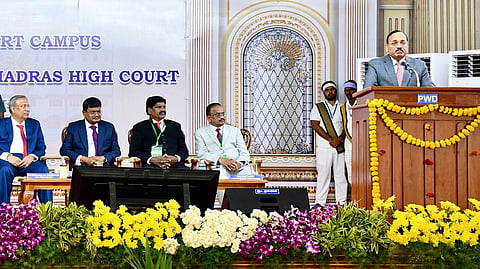 மதுரை நீதிமன்ற கூடுதல் கட்டிடம் திறப்பு விழாவில் பேசுகிறார் உச்ச நீதிமன்ற தலைமை நீதிபதி சூர்யகாந்த். படம்: நா.தங்கரத்தினம்.