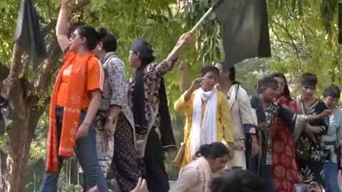 மகளிர் இடஒதுக்கீடு மசோதா தோல்வி: ராகுல் வீடு நோக்கி பாஜக பெண் தலைவர்கள் பேரணி