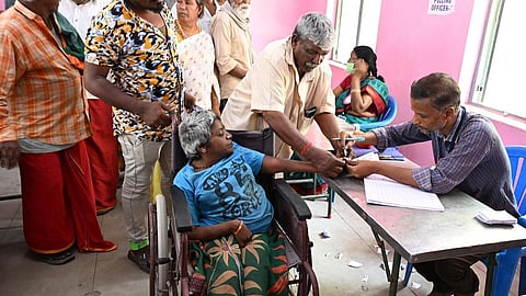 சென்னை: மாற்றுத் திறனாளி வாக்காளர்கள், மூத்த குடிமக்கள் வாக்குச்சாவடிக்கு செல்ல இலவச வாகனம்