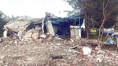 விருதுநகர் அருகே வச்சக்காரப்பட்டியில் நேற்று பிற்பகல் ஏற்பட்ட வெடி விபத்தில் சேதமடைந்த பட்டாசு ஆலை கட்டிடம்.