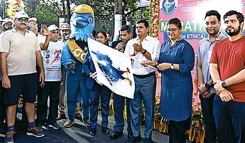 இந்திய வாக்காளர் சங்கம், சென்னை மாநகராட்சி சார்பில், வாக்காளர் விழிப்புணர்வு மாரத்தான்-2026 நேப்பியர் பாலம் அருகே நேற்று நடைபெற்றது. இதை தலைமைத் தேர்தல் அதிகாரி அர்ச்சனா பட்நாயக் கொடியசைத்து தொடங்கி வைத்தார்.