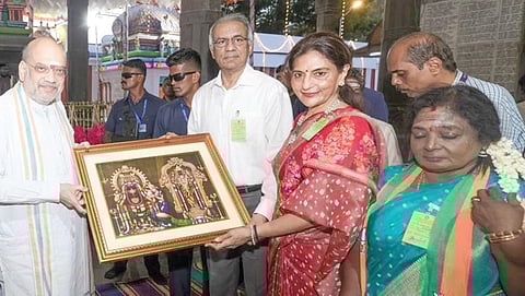 மயிலாப்பூர் கபாலீஸ்வரர் கோயிலில் சாமி தரிசனம் செய்ய வந்த மத்திய உள்துறை அமைச்சர் அமித் ஷாவுக்கு நினைவுப்பரிசு வழங்கி வரவேற்ற அறங்காவலர் குழு தலைவர் விஜயகுமார் ரெட்டி, அப்போலோ மருத்துவமனை செயல் துணை தலைவர் ப்ரீதா ரெட்டி ஆகியோர். உடன், மயிலாப்பூர் தொகுதி பாஜக வேட்பாளர் தமிழிசை சவுந்தர்ராஜன் உள்ளார்.