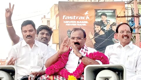 பல்லாவரம் பகுதியில் வாக்கு சேகரித்த ஐ.ஜே.கே வேட்பாளர் வெங்கடேசன், உடன் முன்னாள் எம்.எல்.ஏ தன்சிங், நிர்வாகிகள் ஜெயபிரகாஷ், சந்திரசேகர் ராஜா உள்ளிட்டோர்.