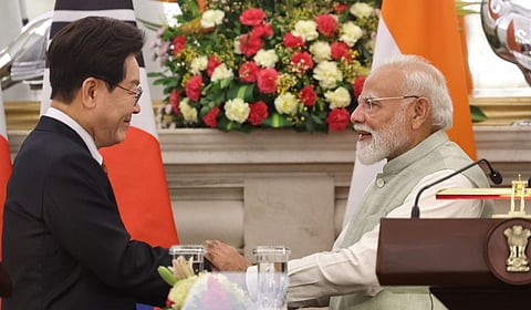 இந்தியாவுக்கு 3 நாள் அரசு முறைப் பயணமாக வந்துள்ள தென் கொரிய அதிபர் லீ ஜே மியுங் டெல்லியில் உள்ள ஹைதராபாத் இல்லத்தில் பிரதமர் நரேந்திர மோடியை நேற்று சந்தித்துப் பேசினார்.