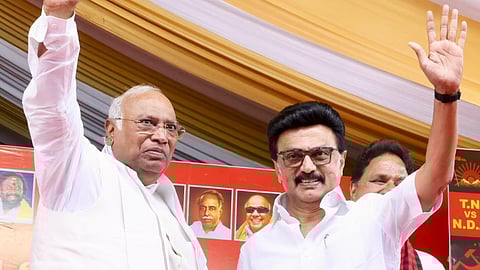 ஓசூரில் நடந்த தேர்தல் பிரச்சாரக் கூட்டத்தில் முதல்வர் ஸ்டாலினுடன் காங்கிரஸ் தலைவர் மல்லிகார்ஜுன கார்கே.