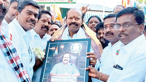 அதிமுக வேட்பாளர் சிட்லபாக்கம் ராஜேந்திரன், இரும்புலியூர் பகுதியில் தேர்தல் பிரச்சாரத்தில் ஈடுபட்ட போது அவருக்கு நிர்வாகிகள் நினைவு பரிசு வழங்கினர்.