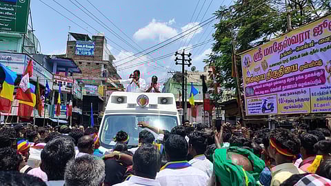 “ஸ்டாலின் கருப்புச் சட்டை அணிந்து சட்ட நகலை கொளுத்தியது தேசத் துரோகம்” - அன்புமணி