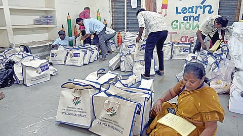 சட்டப்பேரவை தேர்தல் வாக்குப்பதிவை முன்னிட்டு சென்னை மாநில பெண்கள் பள்ளியில், எழும்பூர் தொகுதிக்கு உட்பட்ட வாக்குச் சாவடிகளுக்குத் தேவையான பொருட்கள் தனித்தனியாக பிரித்து அடுக்கும் பணி நடைபெற்று வருகிறது.  படம்: எஸ்.சத்தியசீலன்