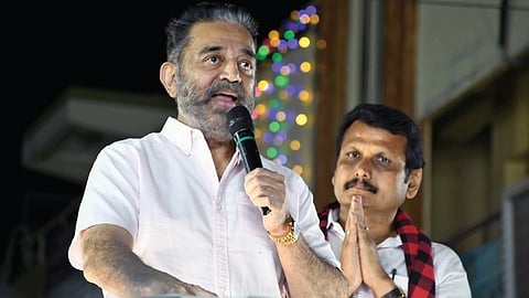 கோவை தெற்கு தொகுதி திமுக வேட்பாளர் செந்தில் பாலாஜியை ஆதரித்து ராஜவீதியில்  பிரச்சாரத்தில் ஈடுபட்ட மக்கள் நீதி மய்யத்தின் தலைவர் கமல்ஹாசன். 