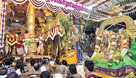 மதுரை மீனாட்சி அம்மன் கோயில் கம்பத்தடியில் மீனாட்சி அம்மன், பிரியாவிடை சுந்தரேசுவரர் எழுந்தருள நடைபெற்ற சித்திரைத் திருவிழா கொடியேற்ற நிகழ்ச்சி.