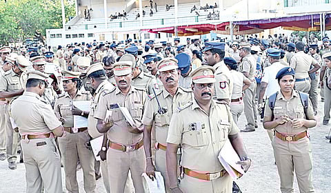 சென்னையில் தேர்தல் வாக்குப்பதிவு பாதுகாப்புப் பணியில் ஈடுபட உள்ள போலீஸார், எழும்பூர் ராஜரத்தினம் மைதானத்தில் இருந்து பல்வேறு பகுதிகளுக்கு நேற்று அனுப்பி வைக்கப்பட்டனர். 