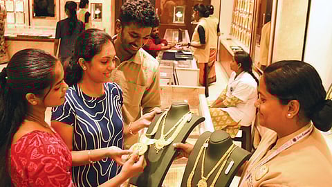 அட்சய திருதியை நாளில், கோவை ராஜவீதியில் உள்ள&nbsp; ஒரு நகைக்கடையில் குறைந்த அளவிலான வாடிக்கையாளர்களே நகை வாங்க வந்திருந்தனர்