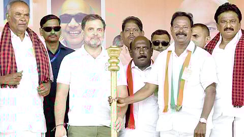 திருநெல்வேலி மாவட்டம் நாங்குநேரியில் நடைபெற்ற பொதுக்கூட்டத்தில் பங்கேற்ற ராகுல் காந்திக்கு செங்கோல் வழங்கப்பட்டது. படம்: மு.லெட்சுமி அருண்.