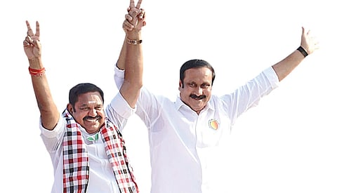 எடப்​பாடி சட்​டப்​பேரவை தொகு​தி​யில் ஜலகண்​டாபுரத்​தில் அதி​முக பொதுச்​ செய​லா​ளர்​ பழனி​சாமி மற்​றும்​ பாமக தலை​வர்​ அன்​புமணி ராம​தாஸ்​ இணைந்​து பிரச்​சாரம்​ மேற்​கொண்டனர்.