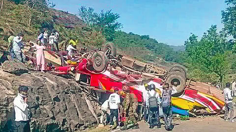 ஜம்மு - காஷ்மீரின் உதம்பூர் மாவட்டத்தில் பேருந்து பள்ளத்தில் கவிழ்ந்ததில் 21 பேர் உயிரிழப்பு