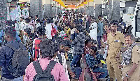 வாக்களிக்க சொந்த ஊருக்குச் செல்வதற்காக சென்னை கிளாம்பாக்கம் பேருந்து நிலையத்தில் நேற்று குவிந்த பயணிகள்.