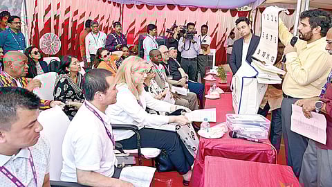 சென்னையில் சட்டப்பேரவைத் தேர்தல் செயல்பாடுகளை பார்வையிடுவதற்காக சர்வதேச அளவிலான பார்வையாளர்கள் வந்துள்ளனர். சேப்பாக்கம் - திருவல்லிக்கேணி தொகுதியில் உள்ள என்.கே.டி. தேசிய பெண்கள் மேல்நிலைப் பள்ளியில் அவர்களுக்கு, வாக்குப்பதிவு நடத்தும் முறை மற்றும் அதற்கு தேவையான உபகரணங்கள் போன்றவற்றை விளக்கி கூறிய அதிகாரிகள். படம்: எல்.சீனிவாசன்