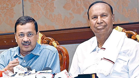 டெல்லி முன்னாள் முதல்வரும், ஆம் ஆத்மி கட்சித் தலைவருமான அரவிந்த் கெஜ்ரிவால் சென்னையில் நேற்று செய்தியாளர்களைச் சந்தித்தார் . உடன் திமுக எம்.பி., டி.ஆர்.பாலு. படம்: எல்.சீனிவாசன்