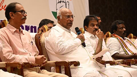 சென்னையில்&nbsp; நேற்று செய்தியாளர்களைச் சந்தித்த கார்கே