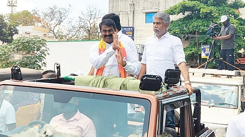 காரைக்குடியில் ரோடு ஷோ சென்று ஆதரவு திரட்டிய சீமான்.