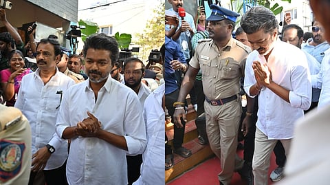 நீலாங்கரையில் தள்ளுமுள்ளுக்கு இடையே வாக்கு செலுத்திய விஜய்