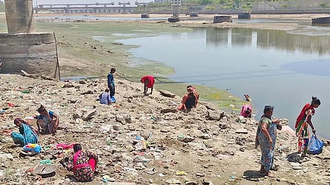 சபர்மதி ஆற்றில் தங்கம், வெள்ளி நகைகளை தேடும் மக்கள்