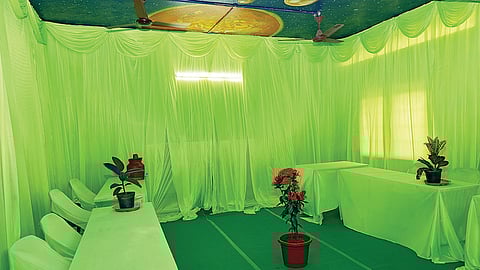 சுற்றுச்சூழல் பாதுகாப்பின் முக்கியத்துவம் குறித்து விழிப்புணர்வு ஏற்படுத்தும் வகையில் பல்லாவரம், தாம்பரம் பகுதிகளில் அமைக்கப்பட்டுள்ள பிங்க் மற்றும் பச்சை நிற வாக்குசாவடிகள்.