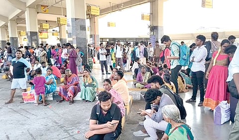 சட்டப்பேரவைத் தேர்தலில் வாக்களிக்க சொந்த ஊர்களுக்கு செல்ல கிளாம்பாக்கம் பேருந்து நிலையம் வந்த பயணிகள் பேருந்துக்காக பல மணி நேரம் காத்திருந்து கடும் அவதிக்குள்ளாகினர். | படங்கள்: எம்.முத்துகணேஷ் |