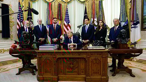 அதிபர் டொனால்டு ட்ரம்ப் தலைமையில் நடைபெற்ற ஆலோசனைக் கூட்டத்தில் பங்கேற்றோர்