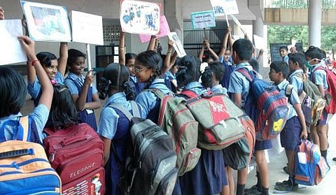 இலவசத் திட்டங்களால் இலவசக் கல்வி பாதிக்கப்படலாமா?