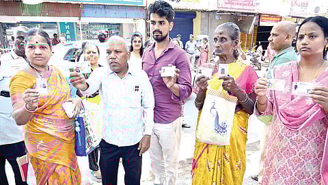 சைதாப்பேட்டை மாந்தோப்பு பகுதியில் உள்ள அரசுப் பள்ளியில் வாக்களிக்க வந்தவர்கள், தங்களின் பெயர் பட்டியலில் இல்லாததால் வாக்களிக்க முடியாமல் ஏமாற்றம் அடைந்தனர். | படம்: எல் .சீனிவாசன் |&nbsp;