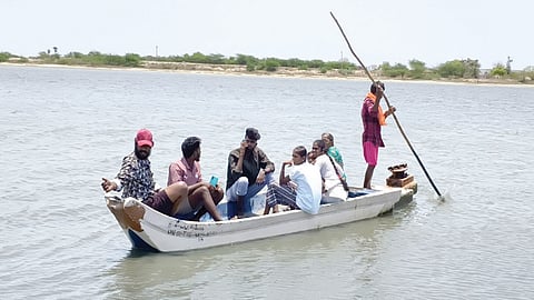 பழவேற்காடு அருகே தாங்கல்பெரும்புலம்  வாக்காளர்கள் நேற்று மீன்பிடி படகில் ஆபத்தான பயணம் மேற்கொண்டு பக்கிங்ஹாம் கால்வாயை கடந்து சென்று, கோரைக்குப்பம் வாக்குச் சாவடியில் வாக்களித்தனர். 