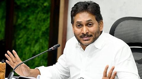 ஜெகன் மோகனுக்கு ஆசீர்வாதம் செய்த 2 அர்ச்சகருக்கு நோட்டீஸ்