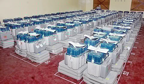 சென்னை நுங்கம்பாக்கத்தில் உள்ள லயோலா கல்லூரியில் வாக்குப்பதிவு இயந்திரங்கள் வைக்கப்பட்டுள்ள ‘ஸ்ட்ராங் ரூம்’&nbsp; சீல் வைக்கப்பட்டு துணை ராணுவம், போலீஸ் பாதுகாப்பு போடப்பட்டுள்ளது. | படங்கள்: எஸ்.சத்தியசீலன் |